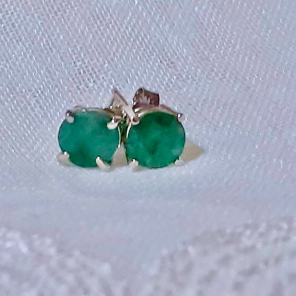 14k solid White Gold Round Faceted Genuine Emerald Stud Earrings - Picture 7 of 8
